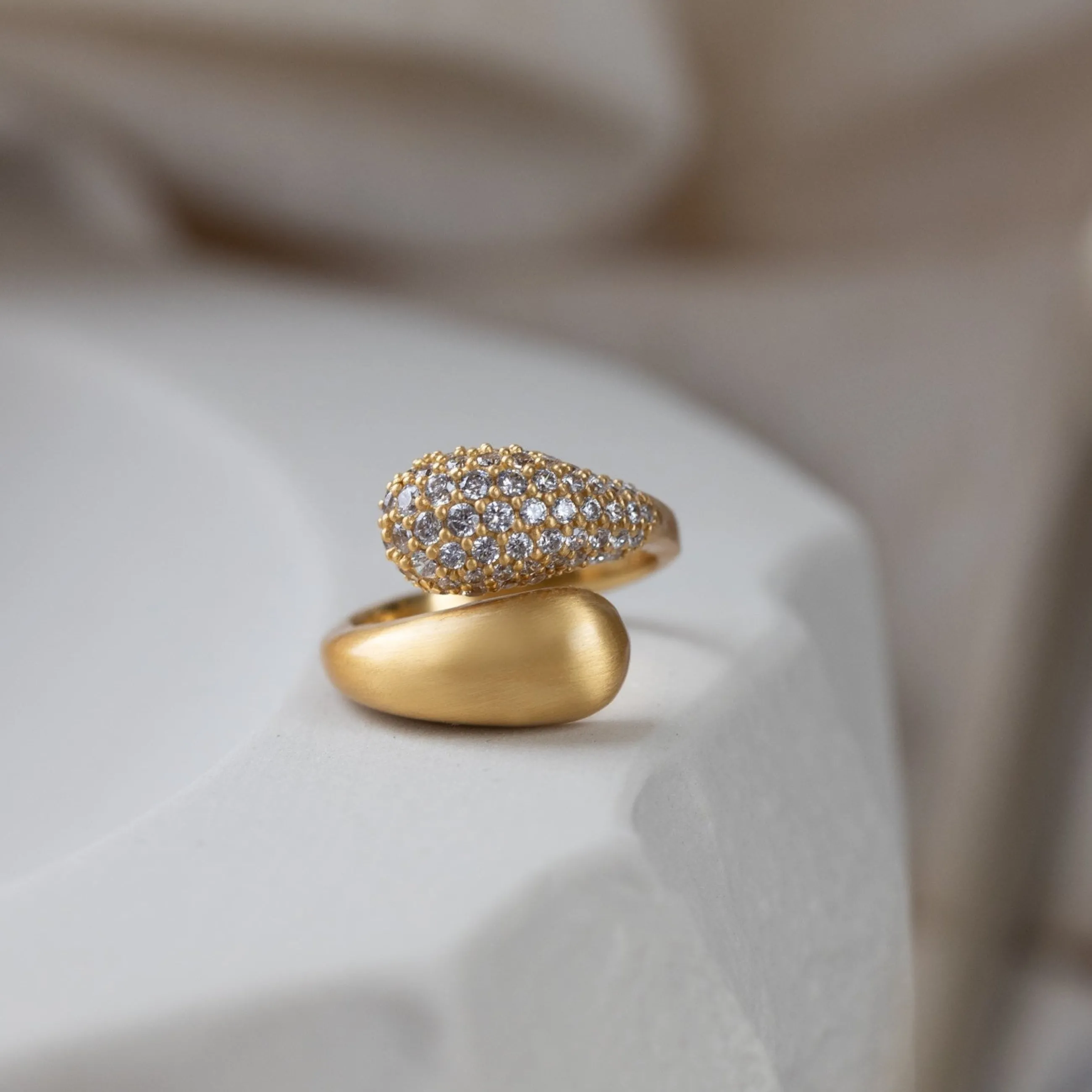 ocean_flow_duo_sparkle_ring_2-3.webp byBiehl® Danmark Ocean Flow Duo Sparkle ring 14K forgyldt sølv / Zirkonia Store