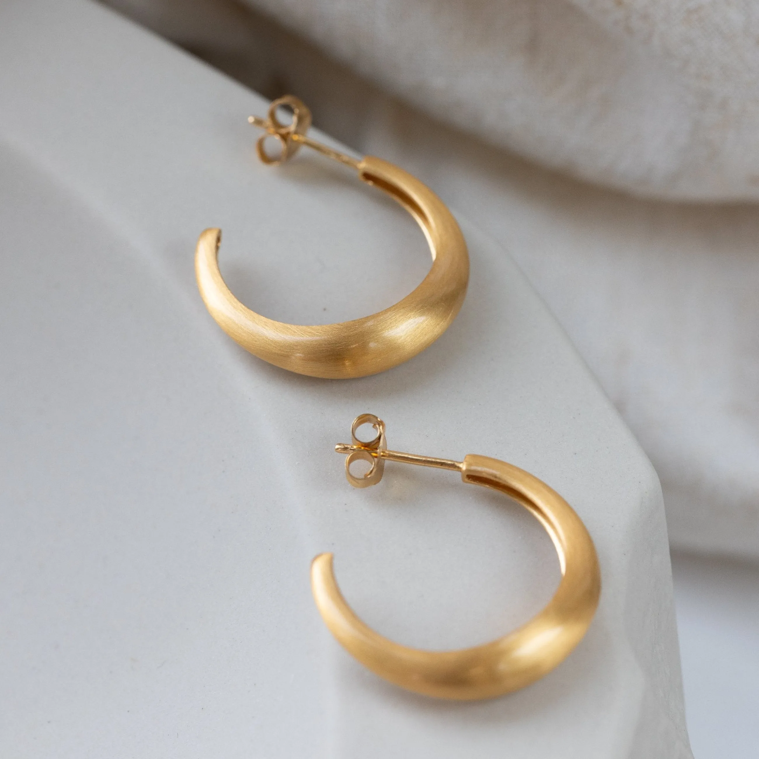 ocean_flow_hoops_large_2-1.webp byBiehl® Danmark Ocean Flow Hoops Large 14K forgyldt sølv Online