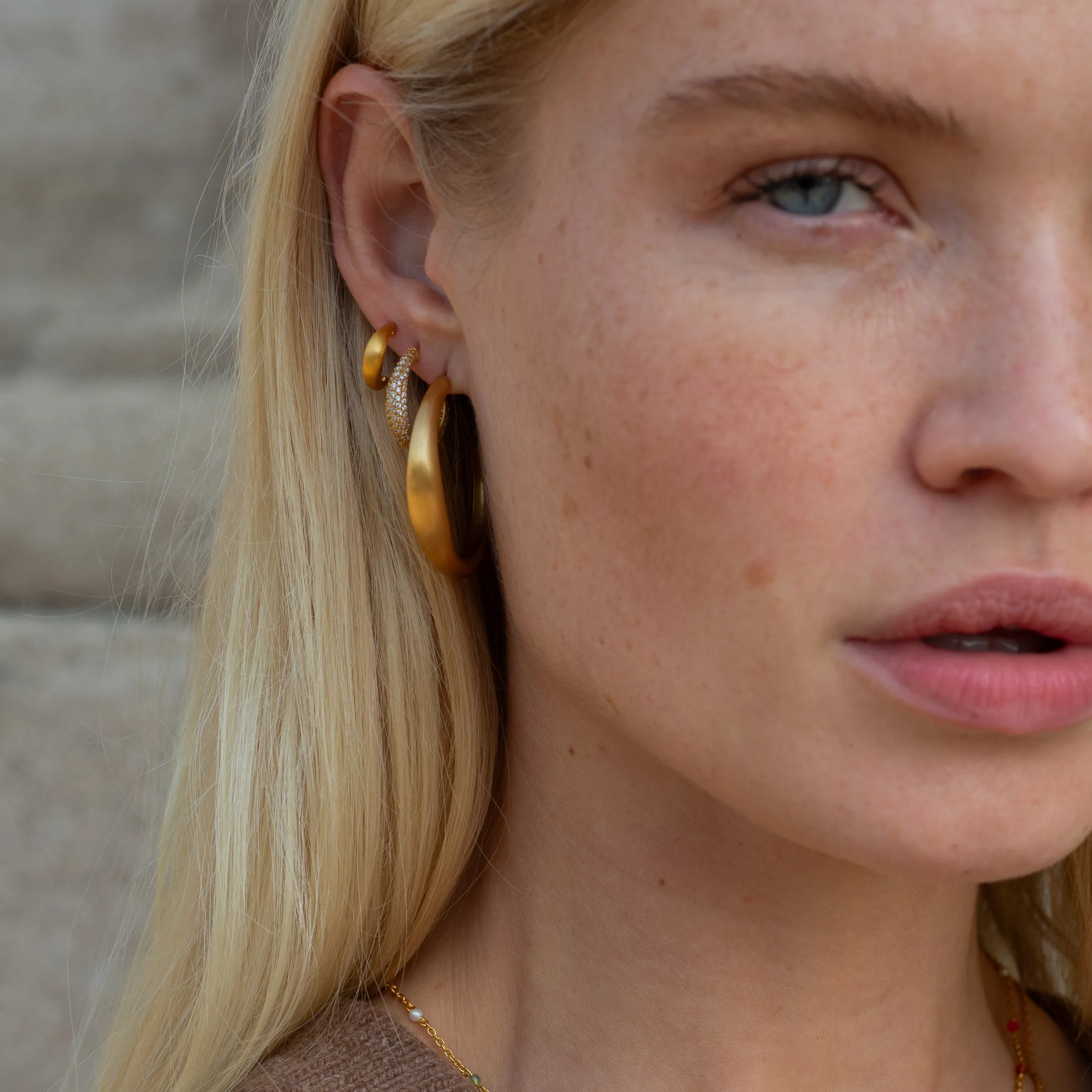 byBiehl® Danmark Ocean Flow Hoops Small 14K forgyldt sølv New