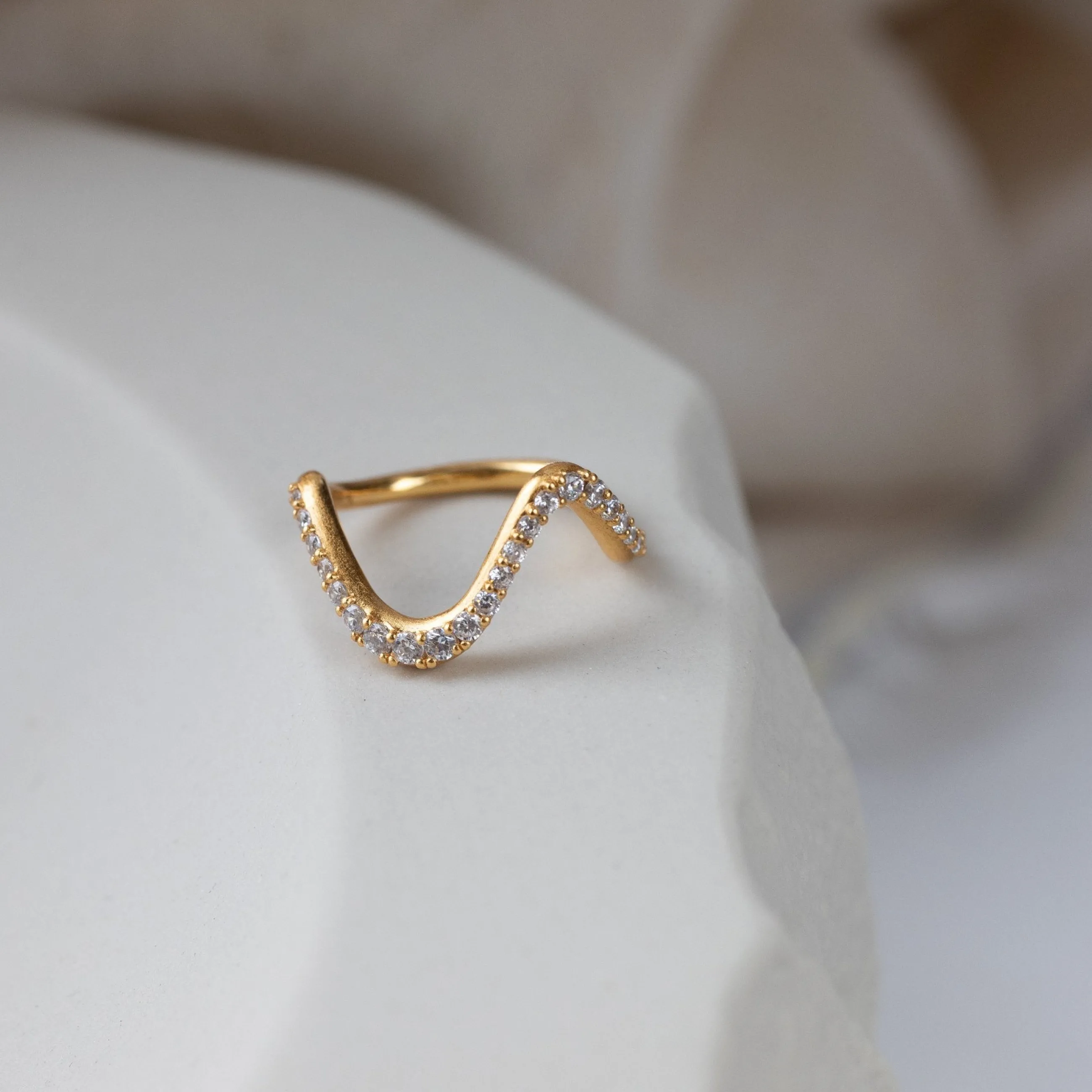 byBiehl® Danmark Wave Sparkle Large ring 14K forgyldt sølv / Zirkonia Hot